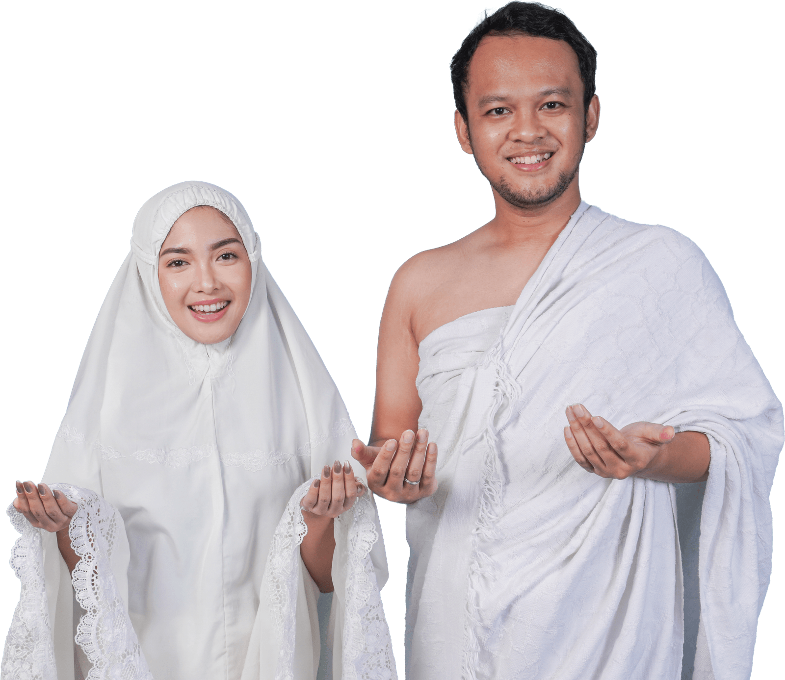 Pasangan jamaah berpakaian ihram siap berangkat umroh